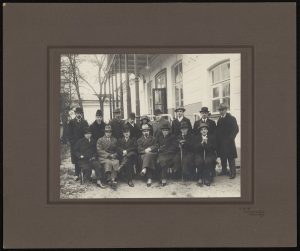 Lietuvos atstovų užsienio šalyse konferencija. Sėdi iš kairės:B. K. Balutis, D. Zaunius, T. Norus-Naruševičius, E. Galvanauskas, J. Baltrušaitis, P. Klimas, O. V. L. Milašius. Stovi iš kairės: V. V. Čarneckis, P. Dailidė, A. Lisauskas, J. Aukštuolis, M. Avietėnaitė, V. Sidzikauskas, I. Jonynas, R. Karuža, I. Jurkūnas-Šeinius. 1923 m. Nacionalinis M. K. Čiurlionio dailės muziejus. Naudojimo teisės: CC BY-NC. Nuotrauka iš LIMIS