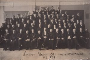 Fotoateljė „Modern“. Lietuvos universiteto mokslo personalas. Trečioje eilėje iš kairės: antras S. Šalkauskis. 1923 m. MLLM F3 4689. Maironio lietuvių literatūros muziejus. Naudojimo teisės: PD. Nuotrauka iš LIMIS