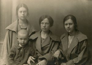 Marija Šlapelienė su vaikais pirmą kartą atvykę į Nepriklausomą Lietuvą. Jai iš dešinės sėdi dukra Laimutė, iš kairės – sūnus Skaistutis, už jo stovi dukra Gražutė. 1924 m. Marijos ir Jurgio Šlapelių namas-muziejus. Naudojimo teisės: PD. Nuotrauka iš Europeanos