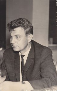 Nežinomas fotografas. Justinas Marcinkevičius. Apie 1962 m. MLLM F1 8340. Maironio lietuvių literatūros muziejus. Naudojimo teisės: PD. Nuotrauka iš LIMIS