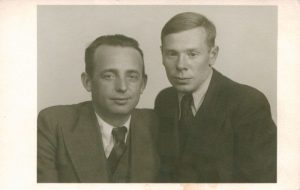 Fotoateljė „Zinaida“. Poetai J. Aistis (Kossu-Aleksandravičius) ir A. Miškinis. 1935 m. Maironio lietuvių literatūros muziejus. Naudojimo teisės: PD. Nuotrauka iš Europeanos