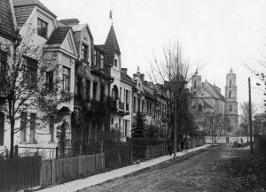 Vilnius. Tarnautojų kolonija Montvilos skersgatvyje (Wilno. Kolonia urzędnicza w zaułku Montwiłłowskim). XX a. 3–4 dešimtmetis. Lenkijos Nacionalinis skaitmeninis archyvas. Naudojimo teisės: PD. Nuotrauka iš Szukaj w archiwach