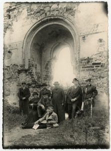 Lietuvių mokslo draugijos komitetas. Sėdi, iš kairės: Juozas Kairiūkštis, Antanas Smetona, Augustas Niemi, Jonas Basanavičius, Antanas Vileišis ir Jonas Vileišis. Stovi, iš kairės: Juozas Balčikonis, Zigmas Žemaitis, Mykolas Biržiška, Jurgis Šlapelis. 1911–1912 m. Marijos ir Jurgio Šlapelių namas-muziejus. Naudojimo teisės: PD. Nuotrauka iš Europeanos