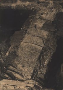 Janas Bulhakas. Vilniaus katedros požemių kasinėjimai. Barboros Radvilaitės karsto fragmentas. 1931 m. Lietuvos nacionalinis dailės muziejus. Naudojimo teisės: CC BY-NC-ND. Nuotrauka iš Europeanos