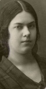 Gražutė Šlapelytė – Vilniaus Vytauto Didžiojo gimnazijos moksleivė. 1924 m. Marijos ir Jurgio Šlapelių namas-muziejus. Naudojimo teisės: PD. Nuotrauka iš Europeanos