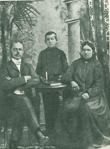 Marcelinas Šikšnys (kairėje) su motina ir broliu Kazimieru. Šiaulėnai. 1906 m. Lietuvos nacionalinis dailės muziejus. Naudojimo teisės: PD. Nuotrauka iš Europeanos