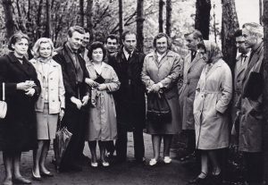 Nežinomas fotografas. Poezijos pavasario šventės organizatoriai Palemone: M. Macijauskienė, N. Baužytė, J. Marcinkevičius, V. Loviagina, V. Maksimovas, A. Laurinčiukas, J. Narkevičiūtė, E. Mieželaitis, A. Milkevičienė, Sokolovas, A. Gabrėnas. 1965 m. MLLM F3 4917. Maironio lietuvių literatūros muziejus. Naudojimo teisės: PD. Nuotrauka iš LIMIS
