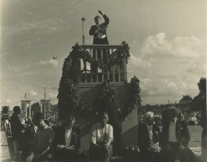 Respublikinė dainų šventė. Diriguoja Balys Dvarionas. Vilnius, 1950 m. Lietuvos teatro, muzikos ir kino muziejus. Naudojimo teisės: CC BY-NC-ND. Nuotrauka iš Europeanos