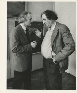 Sigitas Šimkus. Architektas Algimantas Nasvytis ir dailininkas Augustinas Savickas. 1984 m. Lietuvos fotomenininkų sąjunga. Naudojimo teisės: CC BY-NC-ND. Nuotrauka iš Europeanos