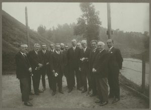 Morisas Grosmanas. Vilniaus lenkų visuomenės atstovai. Iš kairės trečias Ferdinandas Ruščicas. XX a. 3 deš. Lietuvos nacionalinis muziejus. Naudojimo teisės: CC BY. Nuotrauka iš Europeanos