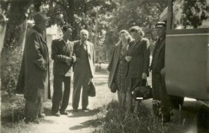 Dialektologinės ekspedicijos dalyviai prie tarnybinės mašinos apie 1954 m. Antras iš kairės yra Juozas Senkus, trečias – Juozas Balčikonis. Lietuvių kalbos institutas. Naudojimo teisės: CC BY-NC-ND. Nuotrauka iš Europeanos