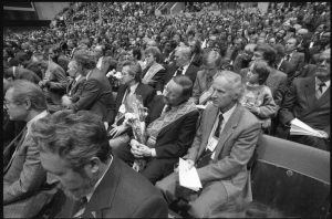 Audronius Ulozevičius. [Lietuvos Persitvarkymo Sąjūdžio Steigiamojo suvažiavimo momentas. Vilnius, 1988-10-22]. Fotografijoje tarp dalyvių: Vytautas Landsbergis, Algimantas Nasvytis, Romualdas Ozolas, Kazimira Danutė Prunskienė, Vytautas Petkevičius, Zigmas Vaišvila. Klaipėdos apskrities Ievos Simonaitytės viešoji biblioteka. Naudojimo teisės: CC BY-NC-ND. Nuotrauka iš ePaveldo