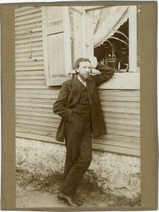 Liudas Gira prie savo darbo kambario lango. 1913 m. MLLM F 6. Maironio lietuvių literatūros muziejus. Naudojimo teisės: PD. Nuotrauka iš LIMIS
