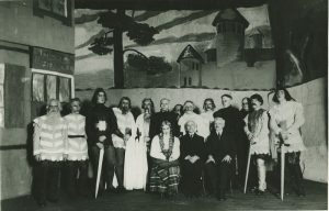Marcelino Šikšnio dramos „Pilėnų kunigaikštis“ spektaklio aktoriai. Centre sėdi Marcelinas Šikšnys. Ryga. Apie 1910 m. Lietuvos nacionalinis dailės muziejus. Naudojimo teisės: PD. Nuotrauka iš Europeanos
