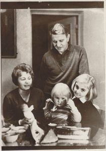 Nežinomas fotografas. Justinas Marcinkevičius su žmona ir dukromis. Apie 1967 m. MLLM P 2073. Maironio lietuvių literatūros muziejus. Naudojimo teisės: PD. Nuotrauka iš LIMIS