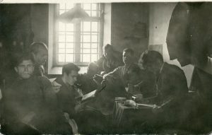 Nežinomas fotografas. Kazys Boruta su kitais socialdemokratų mitingo dalyviais Kauno sunkiųjų darbų kalėjime. 1925 m. MLLM F 2192. Maironio lietuvių literatūros muziejus. Naudojimo teisės: PD. Nuotrauka iš LIMIS
