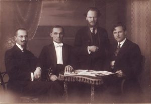 Pirmoji operos taryba. Iš kairės: Juozas Žilevičius, Juozas Tallat-Kelpša, Stasys Šilingas – tarybos pirmininkas, Kipras Petrauskas. 1920 m. Kauno miesto muziejus. Naudojimo teisės: PD. Nuotrauka iš Europeanos