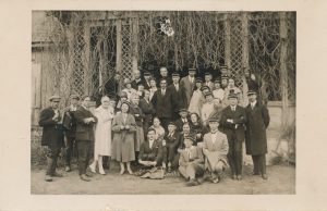 Studentų ateitininkų „Šatrijos“ draugijos nariai išvykoje. Antroje eilėje iš dešinės stovi: proferosiai Stasys Šalkauskis ir Vincas Mykolaitis-Putinas. 1926 m. MLLM F3 480. Maironio lietuvių literatūros muziejus. Naudojimo teisės: PD. Nuotrauka iš LIMIS