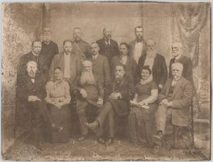 Aleksandra Jurašaitytė-Vailokaitienė. Moksleivių bendrabučio Vilniuje, Labdarių g. 2A, auklėtiniai su globėjais ir auklėtojais. Antroje eilėje iš kairės sėdi: 2-as Jurgis Talmantas, Magdalena Ruškytė, Jonas Basanavičius, Antanas Gylys. 1915–1918 m. ČDM ŽFp 4339. Nacionalinis M. K. Čiurlionio dailės muziejus. Naudojimo teisės: CC BY-NC. Nuotrauka iš LIMIS