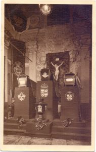 Boleslava Zdanovska, Edmundas Zdanovskis. Fotoatvirukas. Vilniaus Šventojo Stanislovo ir Šventojo Vladislovo arkikatedros bazilikos interjero fragmentas. Karalių Elžbietos Habsburgaitės, Aleksandro Jogailaičio ir Barboros Radvilaitės palaikai. Lenkijos okupuotas Vilniaus kraštas, XX a. 4 deš. Trakų istorijos muziejus. Naudojimo teisės: CC BY. Nuotrauka iš Europeanos