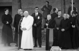 Juozas Bindokas. Popiežiaus Jono Pauliaus II apsilankymas Šiauliuose 1993 m. rugsėjo 7 d. Kalba Popiežius Jonas Paulius II, dešinėje stovi kardinolas Vincentas Sladkevičius, kairėje – arkivyskupas Audrys Juozas Bačkis. Šiaulių apskrities Povilo Višinskio viešoji biblioteka. Naudojimo teisės: CC BY. Nuotrauka iš Europeanos