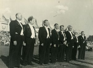 Respublikinės dainų šventės dirigentai - Jonas Dautartas, Antanas Gimžauskas, Antanas Ilčiukas, Vitas Žilius, Balys Dvarionas, Konradas Kaveckas, Juozas Karosas, Jonas Švedas. Vilnius, 1950 m. Lietuvos teatro, muzikos ir kino muziejus. Naudojimo teisės: CC BY-NC-ND. Nuotrauka iš Europeanos