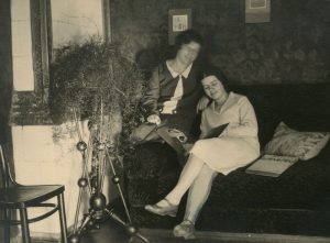 Gražutė ir Laimutė Šlapelytės savo namuose Pilies g. 1928 m. Marijos ir Jurgio Šlapelių namas-muziejus. Naudojimo teisės: PD. Nuotrauka iš Europeanos