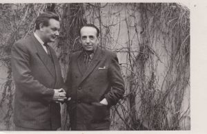 A. Miškinis ir E. Mieželaitis Vilniuje. 1958 m. MLLM F3 796. Maironio lietuvių literatūros muziejus. Naudojimo teisės: PD. Nuotrauka iš LIMIS