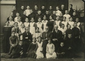 Lietuvių draugijos nukentėjusiems dėl karo šelpti centro komitetas Vilniuje. 1923 m. Sėdi, iš kairės: Ona Žebrauskaitė, Juozas Stankevičius, Jonas Basanavičius, Veronika Alseikienė, Pranas Bieliauskas. Stovi, iš kairės: Jurgis Šlapelis, Petras Kraujalis ir Vladas Jezukevičius. Marijos ir Jurgio Šlapelių namas-muziejus. Naudojimo teisės: PD. Nuotrauka iš Europeanos