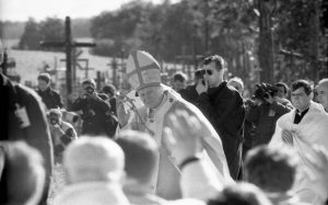 Algimantas Puodžiūnas. Popiežiaus Jono Pauliaus II apsilankymas Šiauliuose 1993 m. rugsėjo 7 d. Kryžių kalne (Šiaulių rajonas, Meškuičių seniūnija). 1993 m. Šiaulių apskrities Povilo Višinskio viešoji biblioteka. Naudojimo teisės: CC BY. Nuotrauka iš Europeanos