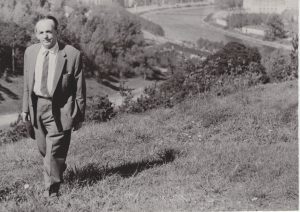 A. Miškinis Antakalnyje. Apie 1975 m. MLLM F1 8419. Maironio lietuvių literatūros muziejus. Naudojimo teisės: PD. Nuotrauka iš LIMIS