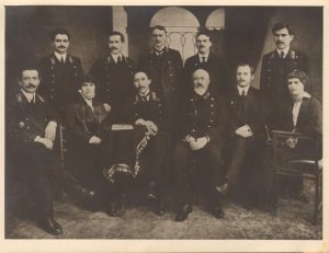 M. Yčo vardo gimnazijos pedagogų Taryba Voroneže 1916 metais. M. Yčo berniukų gimnazija buvo didžiausia lietuvių įsteigta mokykla Voroneže, pradėjusi darbą 1915 m. rugsėjo 10 d. Į gimnaziją buvo pakviesti žinomi pedagogai: J. Jablonskis ir J. Balčikonis dėstė lietuvių ir lotynų kalbas, K. Šakenis – fiziką, M. Šikšnys ir Z. Žemaitis – matematiką, A. Tumėnas – teisės dalykus ir kt. Lietuvos švietimo istorijos muziejus. Naudojimo teisės: CC BY. Nuotrauka iš Europeanos