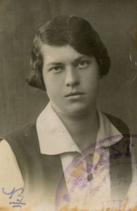Gražutė Šlapelytė, baigusi gimnaziją. 1928 m. Marijos ir Jurgio Šlapelių namas-muziejus. Naudojimo teisės: PD. Nuotrauka iš Europeanos
