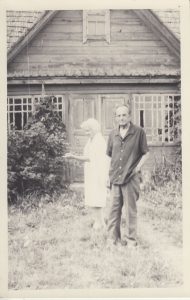 Antanas Miškinis su žmona Aleksandra Miškiniene Juknėnuose prie poeto gimtojo namo. 1975 m. MLLM F2 797. Maironio lietuvių literatūros muziejus. Naudojimo teisės: PD. Nuotrauka iš LIMIS