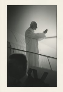 Juozas Kazlauskas. Popiežius Jonas Paulius II Lietuvoje. Atsisveikinimas Vilniaus oro uoste. 1993 m. rugsėjo 8 d. Lietuvos fotomenininkų sąjunga. Naudojimo teisės: CC BY-NC-ND. Nuotrauka iš Europeanos