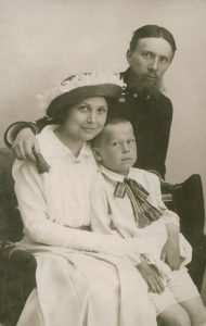 Liudas Gira su žmona ir sūnumi Vytautu (būsimuoju rašytoju Vytautu Sirijos-Gira). Vilnius, 1916 m. Maironio lietuvių literatūros muziejus. Naudojimo teisės: PD. Nuotrauka iš Europeanos