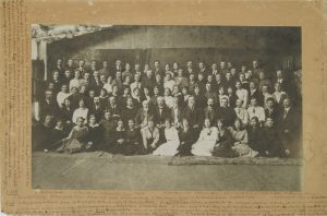Mokytojų kursai Voroneže. Dėstytojų tarpe: J. Jablonskis, Pr. Mašiotas, S. Čiurlionienė, M. Šikšnys, J. Yčas ir kiti visuomenės švietėjai. 1917 m. Lietuvos švietimo istorijos muziejus. Naudojimo teisės: CC BY. Nuotrauka iš Europeanos
