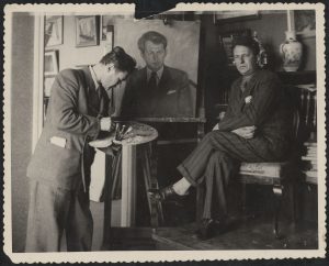 Nežinomas fotografas. Dailininkas Leonardas Kazokas tapo kompozitoriaus Balio Dvariono portretą. 1958 m. ČDM M 1-56-6/69. Nacionalinis M. K. Čiurlionio dailės muziejus. Naudojimo teisės: CC BY-NC. Nuotrauka iš LIMIS