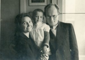 Nežinomas fotografas. Kazys Boruta su žmona Ona Kazanskaite-Borutiene ir dukra Egle Borutaite. 1937 m. MLLM F 4874. Maironio lietuvių literatūros muziejus. Naudojimo teisės: PD. Nuotrauka iš LIMIS