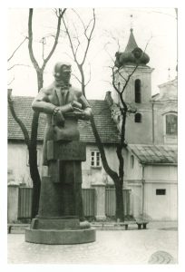 Paminklas Laurynui Stuokai-Gucevičiui Vilniuje. 1984 m. Vytauto Didžiojo universitetas. Naudojimo teisės: CC BY-NC-ND. Nuotrauka iš Europeanos