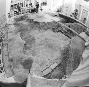 V. Balčiūnas. Archeologiniai tyrimai Vilniaus šv. vyskupo Stanislovo ir šv. Vladislovo arkikatedroje bazilikoje. Pirmas iš kairės – tyrimus filmuojantis archeologas Vytautas Urbanavičius. Antras iš kairės ant kėdės sėdi architektas Sigitas Lasavickas. 1988 m. Nacionalinis muziejus Lietuvos Didžiosios Kunigaikštystės valdovų rūmai. Naudojimo teisės: CC BY-NC-ND. Nuotrauka iš Europeanos