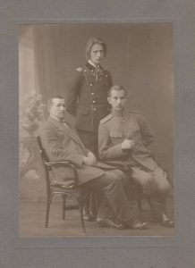 Broliai Adolfas Sruoga, Balys Sruoga (stovi), Juozas Sruoga. 1914 m. Maironio lietuvių literatūros muziejus. Naudojimo teisės: CC BY-NC-ND. Nuotrauka iš Europeanos