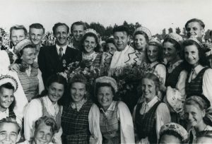 Respublikinės dainų šventė. Juozas Lingys ir Jonas Švedas liaudies šokių atlikėjų grupėje. Vilnius, 1950 m. Lietuvos teatro, muzikos ir kino muziejus. Naudojimo teisės: CC BY-NC-ND. Nuotrauka iš Europeanos