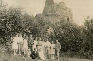 Lietuvių ir ukrainiečių studentų išvyka į Trakus. Pulkas studentų – lietuvių ir ukrainiečių – ekskursijos į Trakus metu nusifotografavo prie pilies griuvėsių. Antras iš kairės stovi Povilas Čibiras (vienas Vilnijos draugijos steigėjų, puoselėjo lietuvybę Vilniaus krašte). 1929 m. Marijos ir Jurgio Šlapelių namas-muziejus. Naudojimo teisės: PD. Nuotrauka iš Europeanos