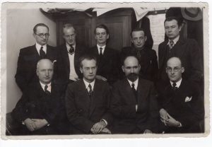 Mejeris Smečechauskas. Lietuvos rašytojų draugijos valdybos nariai. Iš kairės (stovi): Vytautas Alantas, Petras Babickas, Kazys Binkis, Antanas Miškinis, Juozas Grušas. Sėdi: Antanas Vienuolis-Žukauskas, Vincas Mykolaitis-Putinas, Adomas Lastas, Antanas Rimydis. Kaunas, 1936 m. MLLM F3 605. Maironio lietuvių literatūros muziejus. Naudojimo teisės: PD. Nuotrauka iš LIMIS