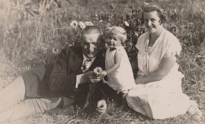 Rašytojas Balys Sruoga su žmona istorike Vanda Daugirdaite-Sruogiene ir dukra Dalia Sruogaite gamtoje. 1926 m. Maironio lietuvių literatūros muziejus. Naudojimo teisės: CC BY-NC-ND. Nuotrauka iš Europeanos