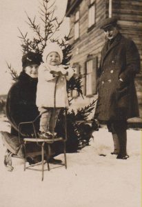 Balys Sruoga, Vanda Daugirdaitė-Sruogienė ir Dalia Sruogaitė. 1927 m. Maironio lietuvių literatūros muziejus. Naudojimo teisės: CC BY-NC-ND. Nuotrauka iš Europeanos