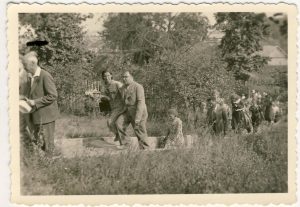 Rašytojas Antanas Žukauskas-Vienuolis (iš kairės pirmas) su Vilniaus krašto mokytojais savo sodyboje Anykščiuose. 1939 m. VŽM F 1245. A. Baranausko ir A. Vienuolio-Žukausko memorialinis muziejus. Naudojimo teisės: PD. Nuotrauka iš LIMIS