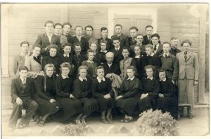 A. Žukauskas-Vienuolis su auklėjamąja klase. 1945-05-08. VŽM F 370. A. Baranausko ir A. Vienuolio-Žukausko memorialinis muziejus. Naudojimo teisės: PD. Nuotrauka iš LIMIS