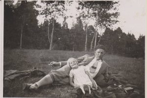 Balys Sruoga su dukra Dalia Sruogaite. 1929 m. Maironio lietuvių literatūros muziejus. Naudojimo teisės: CC BY-NC-ND. Nuotrauka iš Europeanos